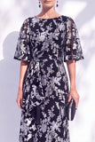 Robe longue marme de la mariée à col batouteau fleuri vert sauge avec une longue robe de mère de la mariée