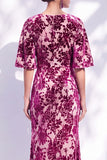 Robe longue marme de la mariée à col batouteau fleuri vert sauge avec une longue robe de mère de la mariée