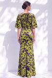 Robe longue marme de la mariée à col batouteau fleuri vert sauge avec une longue robe de mère de la mariée