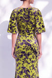 Robe longue marme de la mariée à col batouteau fleuri vert sauge avec une longue robe de mère de la mariée