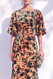 Robe longue marme de la mariée à col batouteau fleuri vert sauge avec une longue robe de mère de la mariée