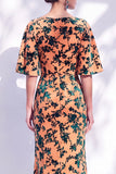 Robe longue marme de la mariée à col batouteau fleuri vert sauge avec une longue robe de mère de la mariée