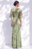 Robe longue marme de la mariée à col batouteau fleuri vert sauge avec une longue robe de mère de la mariée