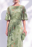 Robe longue marme de la mariée à col batouteau fleuri vert sauge avec une longue robe de mère de la mariée