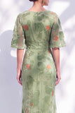 Robe longue marme de la mariée à col batouteau fleuri vert sauge avec une longue robe de mère de la mariée