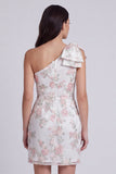 Petite robe blanche moulante à fleurs à une épaule avec un nœud