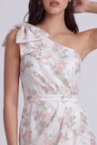 Petite robe blanche moulante à fleurs à une épaule avec un nœud