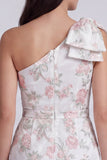 Petite robe blanche moulante à fleurs à une épaule avec un nœud