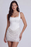 Corset bodycon paillettes, col carré, petite robe blanche avec dentelle dans le dos