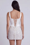 Corset bodycon paillettes, col carré, petite robe blanche avec dentelle dans le dos