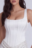 Corset bodycon paillettes, col carré, petite robe blanche avec dentelle dans le dos