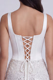 Corset bodycon paillettes, col carré, petite robe blanche avec dentelle dans le dos