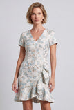Mini robe de travail bleu clair à col en V fleuri moulant à volants et manches courtes