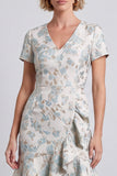 Mini robe de travail bleu clair à col en V fleuri moulant à volants et manches courtes