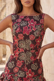 Robe de bal courte moulante à col bateau à étages de fleurs rouges avec volants
