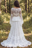 Robe de mariée longue en bateau, large à volants en ivoire et à volants et encolure