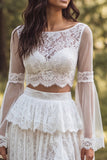 Robe de mariée longue en bateau, large à volants en ivoire et à volants et encolure
