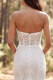 Robe de mariée longue en dentelle ivoire en dentelle sirène à volants sans bustier avec fente