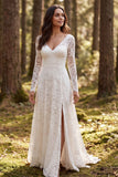 Robe de mariée en dentelle ivoire à manches longues en A avec fente