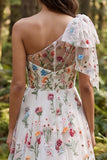 Robe de mariée longue en ivoire fleurie en A avec une épaule et fente