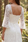 Longue robe de mariée en dentelle ivoire à manches 3/4 avec fente