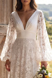Robe de mariée longue à manche longues en ivoire à fleurs en V