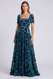 Robe longue formelle longue en velours fleuri à col carré en col carré bleu paon avec manches courtes