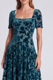Robe longue formelle longue en velours fleuri à col carré en col carré bleu paon avec manches courtes
