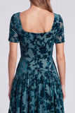 Robe longue formelle longue en velours fleuri à col carré en col carré bleu paon avec manches courtes