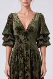 Robe longue formelle longue en velours en V à col en V olive avec demi-manches