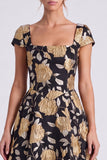 Robe formelle longue à manches courtes en fleurs noires dorées en ligne en A