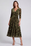Robe midi fleurie midi en velours olive à col en V ligne A avec ceinture