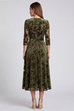 Robe midi fleurie midi en velours olive à col en V ligne A avec ceinture