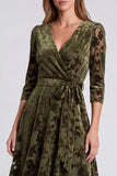 Robe midi fleurie midi en velours olive à col en V ligne A avec ceinture