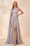 Robe Maxi en mousseline gris clair à une épaule avec fente