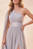 Robe Maxi en mousseline gris clair à une épaule avec fente