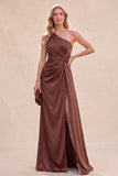 Robe maxi sirène à une épaule en chocolat avec fente