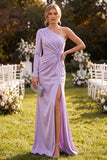 Robe maxi sirène froncée en satin à une épaule et mauve claire avec fente