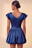 Robe courte de retour à la maison de fin d’année en satin en satin décolleté bleu ciel avec manches bonnets