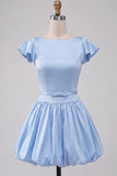 Robe courte de retour à la maison de fin d’année en satin en satin décolleté bleu ciel avec manches bonnets