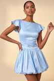 Robe courte de retour à la maison de fin d’année en satin en satin décolleté bleu ciel avec manches bonnets