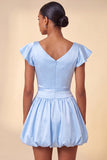 Robe courte de retour à la maison de fin d’année en satin en satin décolleté bleu ciel avec manches bonnets