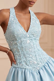 Robe courte de rentrée bleu ciel ligne en V