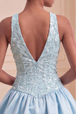 Robe courte de rentrée bleu ciel ligne en V