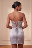 Robe de fin d’année grise grise sans bretelles florales transparentes en satin froncé avec dentelle dans le dos