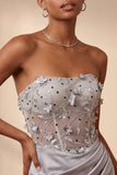 Robe de fin d’année grise grise sans bretelles florales transparentes en satin froncé avec dentelle dans le dos