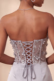 Robe de fin d’année grise grise sans bretelles florales transparentes en satin froncé avec dentelle dans le dos
