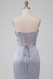 Robe de fin d’année grise grise sans bretelles florales transparentes en satin froncé avec dentelle dans le dos