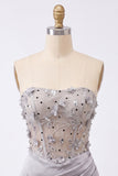 Robe de fin d’année grise grise sans bretelles florales transparentes en satin froncé avec dentelle dans le dos