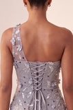 Robe courte de rentrée à la maison avec des dents grises à une épaule avec des paillettes